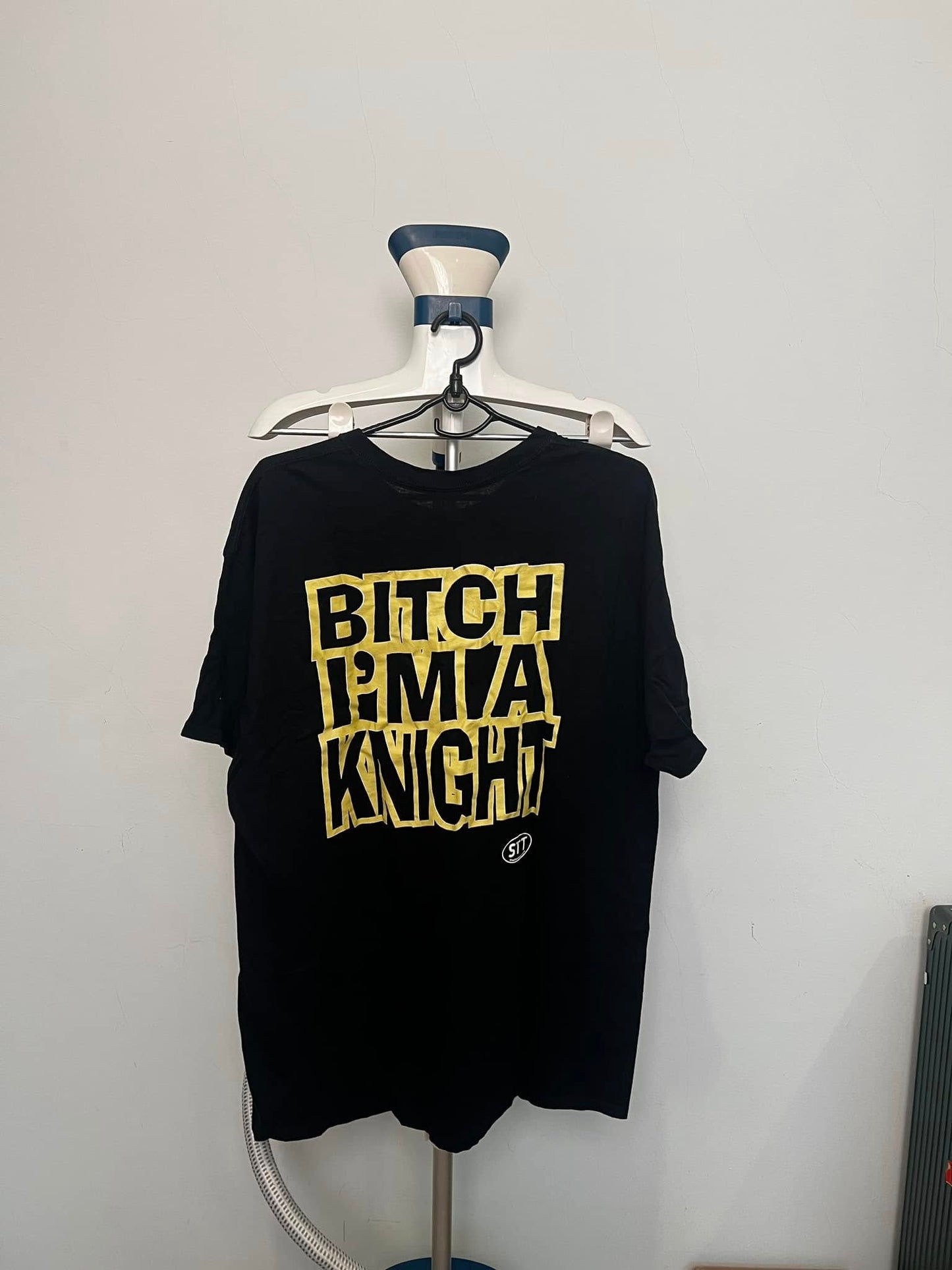Áo chữ bitch-i-am-a-knight